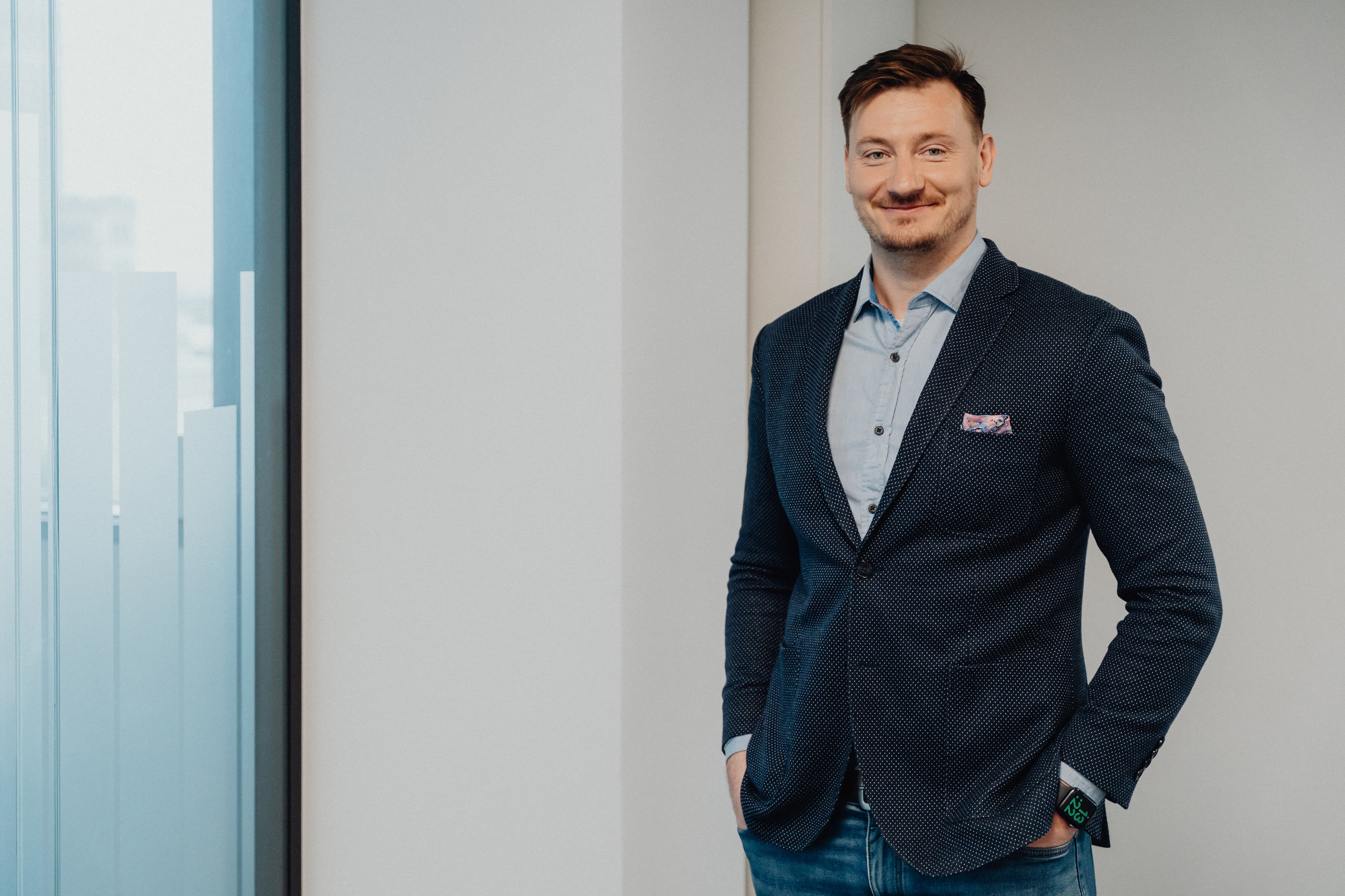 Team discussing software house development costs in 2025